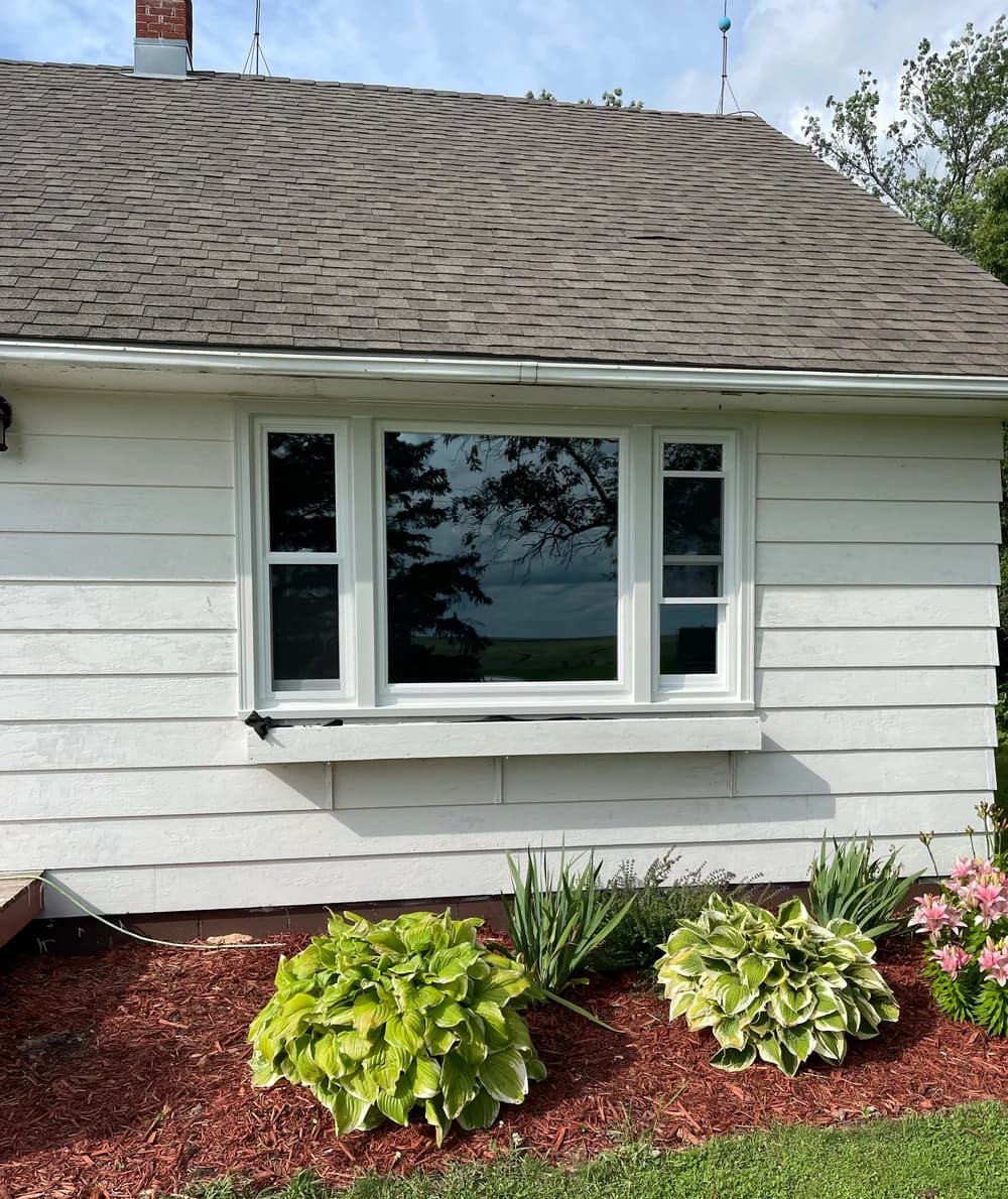 Lakeside bay window, Windows